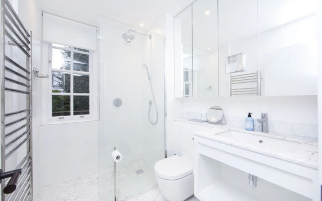Super Convenient one bed Apartment With Terrace Just off Kensington High Street