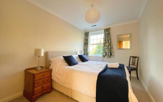 Spacious 4 Bedroom House with Garden