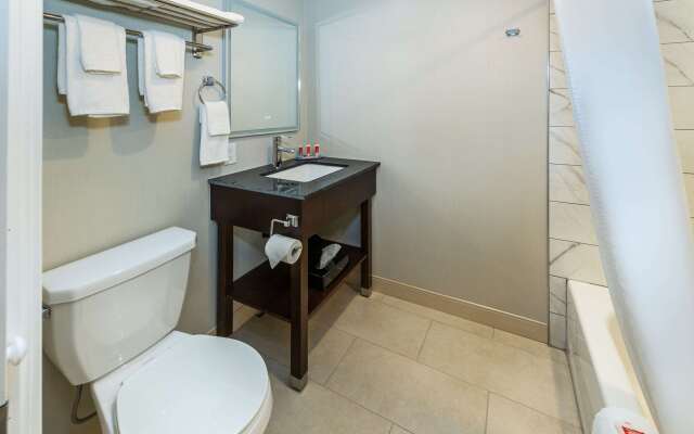 Econo Lodge Inn & Suites