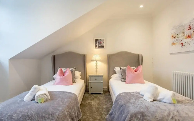 Luxury 4-bedroom Townhouse in Prestigious West End