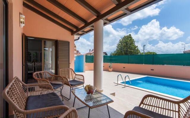 Lovely Holiday Home With Pool,covered Terrace and Outdoor Kitchen