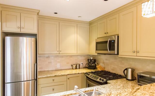 Spacious Town Home With Private Hot Tub