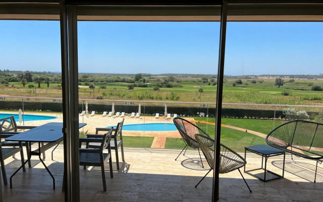 Gorgeous apartment with pools and golf court view