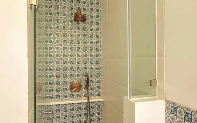 Modern 2BR w Pool Near Candolim and Coco Beach