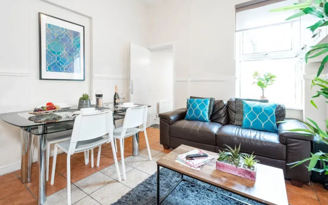 Birmingham Townhouse With Garden and Parking