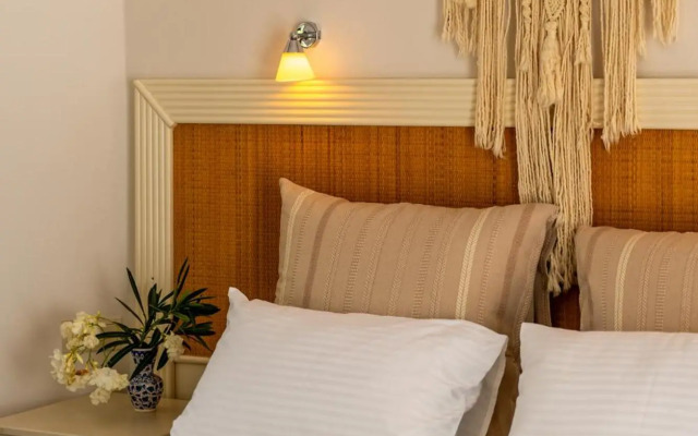 Chillos Beach Hotel & Lounge