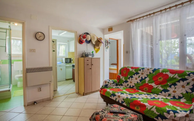 Nice Apartment in Cres With 2 Bedrooms and Wifi