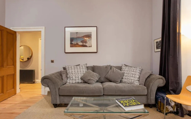 Spacious 2 Bedroom House Near The Meadows