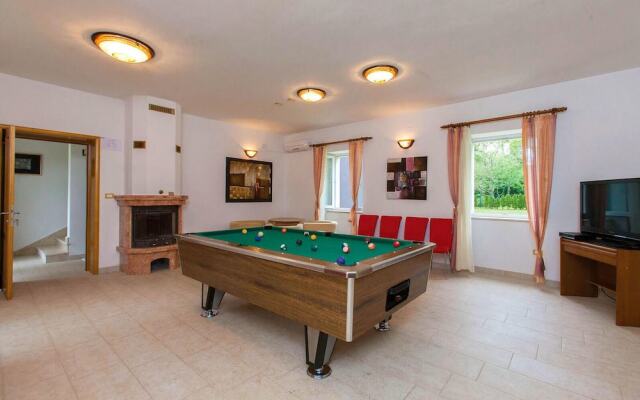 Stunning Home in Valbandon With Wifi and 6 Bedrooms