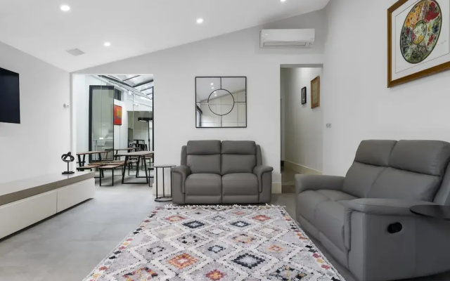 Stylish 2BR House, Walk to Parks & Cafes