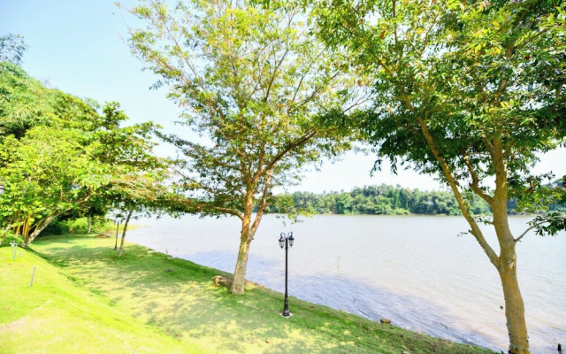 Oasis Riverside Hotel