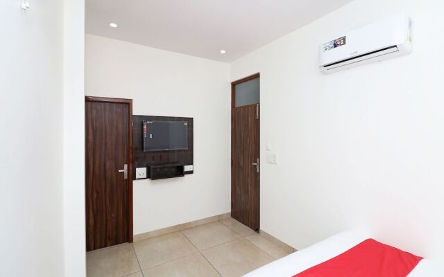 Oyo 28246 Rohtak Residency