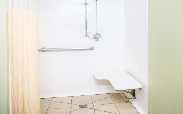 Days Inn & Suites by Wyndham Swainsboro