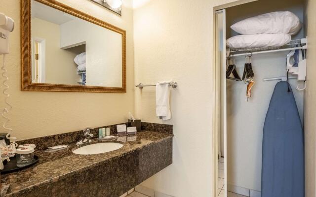 Clarion Inn & Suites Central Clearwater Beach