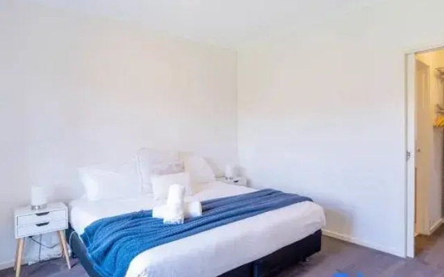 Modern Home in Central Oakleigh East