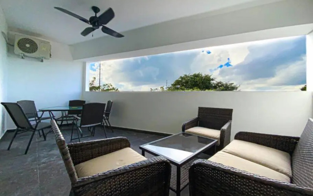 Luxury Condo 10 min walk from the Beach