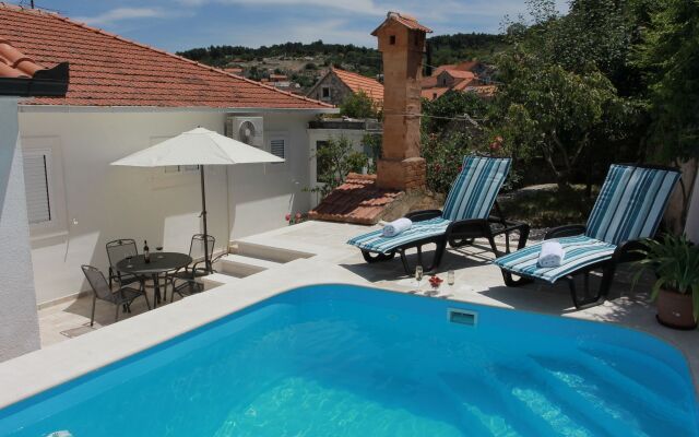 Holiday house Andre - swimming pool Nerezisca, Island Brac