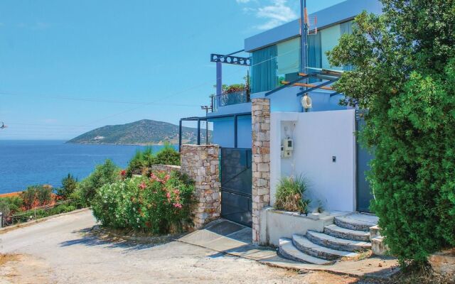 Stunning Home in Porto Rafti, Attiki With Wifi and 5 Bedrooms