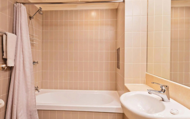 Lantern 1 Bedroom Garden Apartment with view