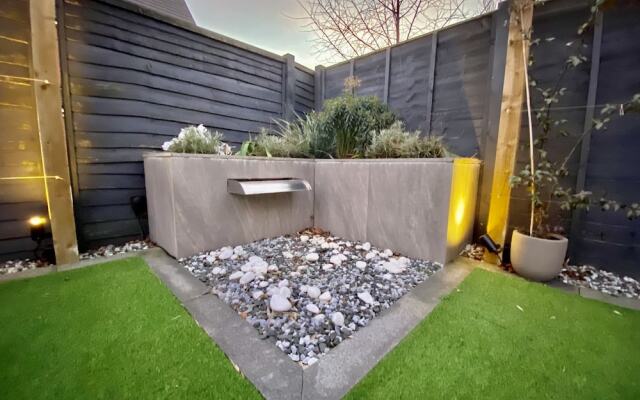 Stunning 4 Bed House With Cinema Room & Parking