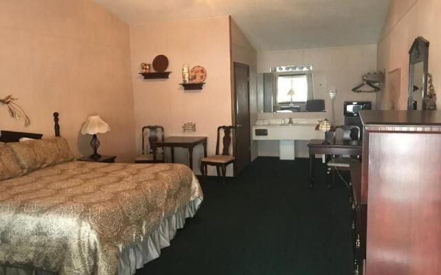 Longhouse Lodge Motel