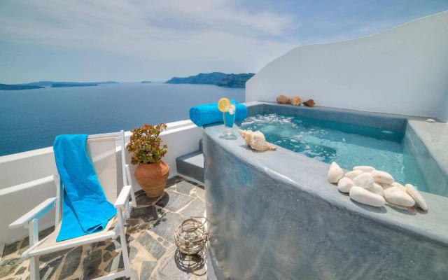 Kima Oia Suites