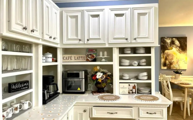 Beautiful traditional home*Modern updates*Guest suite B