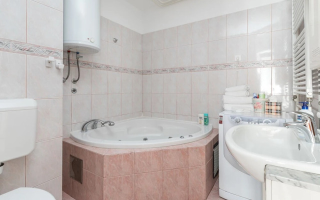 Spacious & Clean Condo near Beach