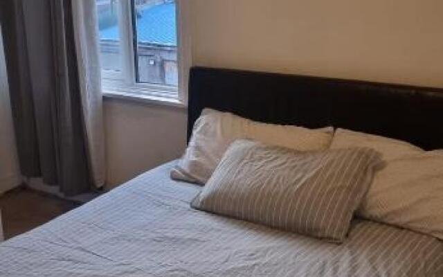 Budget 4 BedRoom house,Entire place.Sleeps 10