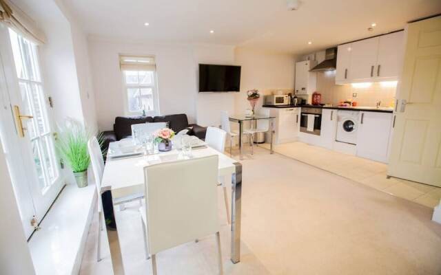 Light And Airy 1Bed Barons Court Flat Lift And Balcony