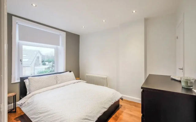 Sleek 2B/1B Retreat in Lindley, Huddersfield
