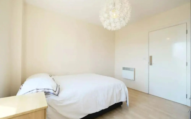 Bright and Spacious 2-bedroom Flat, Sleeps 4