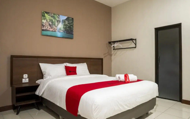 RedDoorz Plus near Ronggowarsito Museum Semarang