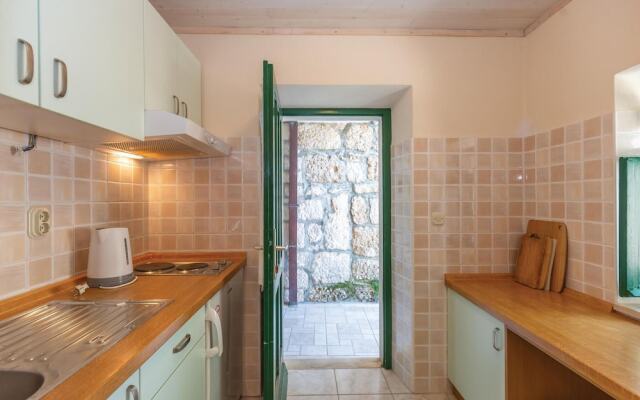 Amazing Home in Tucepi With Wifi and 2 Bedrooms