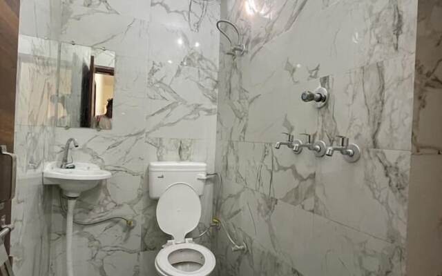 Roomshala 125 Hotel Maharaja