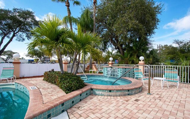 Econo Lodge Inn & Suites