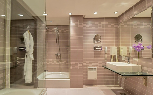 Rosslyn Central Park Hotel