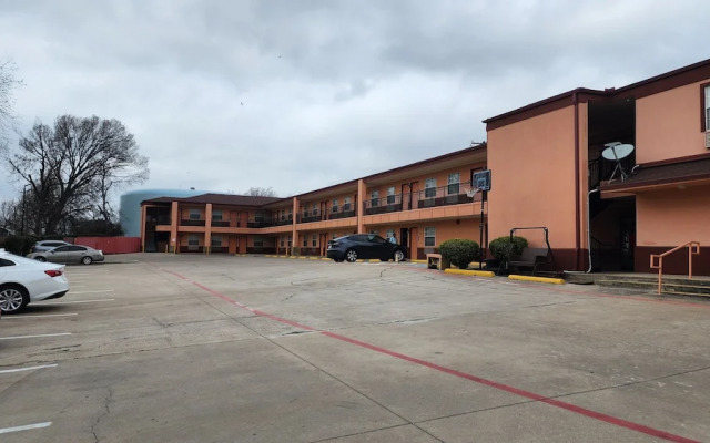 Benbrook Inn & Suites