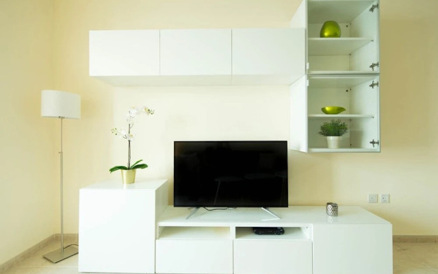 Light & Contemporary 1BR in Marina - Sea Views!