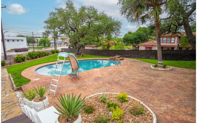 Splash Into Vacation 6BR Home w/ Pool & Waterslide
