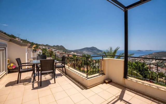 Lovely Flat Near Beach With Shared Pool in Kalkan