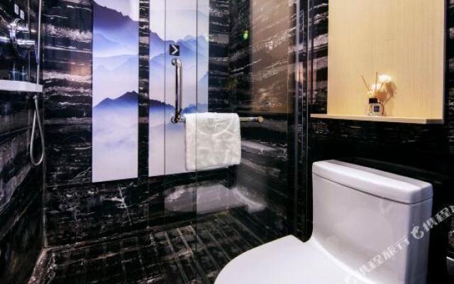 Yitian Hotel (Xiamen Railway Station Lianhua Metrokou Store)