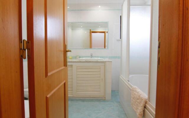 LovelyStay - Alto dos Caliços 2BR House with Garden