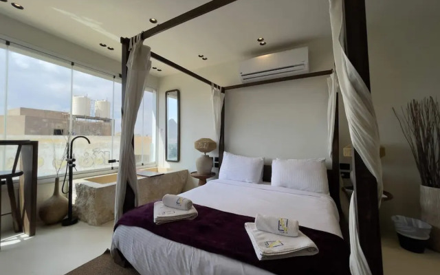 The Pyramids Horizon Studio w/ Bathtub