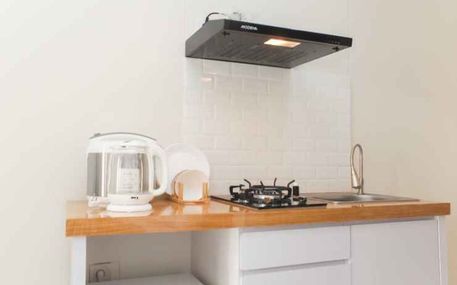 Comfort and Minimalist Studio Apartment at Springlake Summarecon Bekasi By Travelio – Kitchen – Bekasi