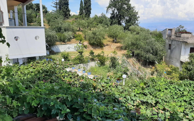 Tasteful apartment in Mpenitses with shared pool
