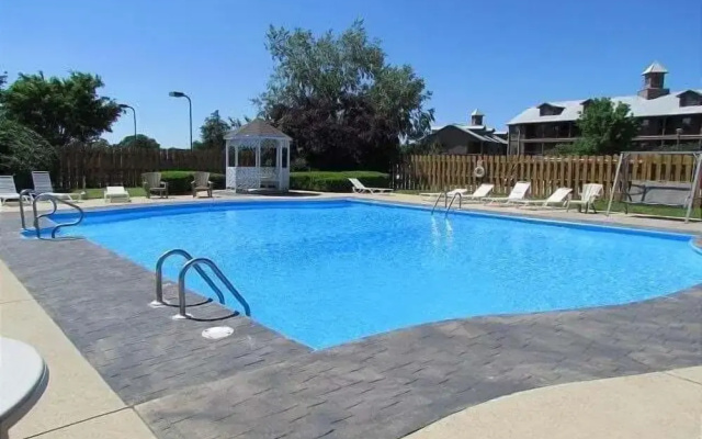 Take A Holiday 2 Bedroom Condo by RedAwning