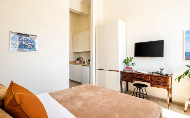 Pink & Blondie ApartHotel - by Loginn