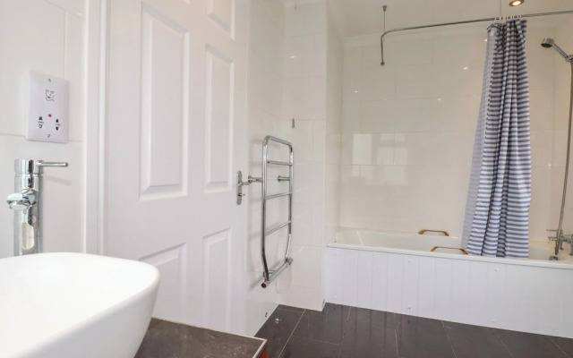 6 Trelawney Court