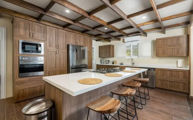 New 5 Bedroom Private Pool Near Superfood